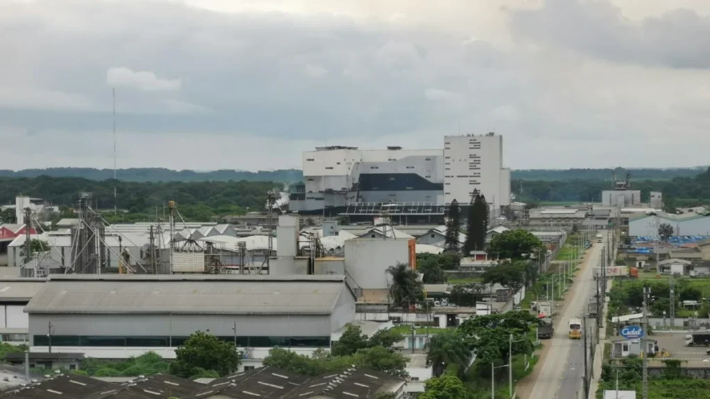 Parque industrial de Durán en Guayas con fábricas y postes eléctricos