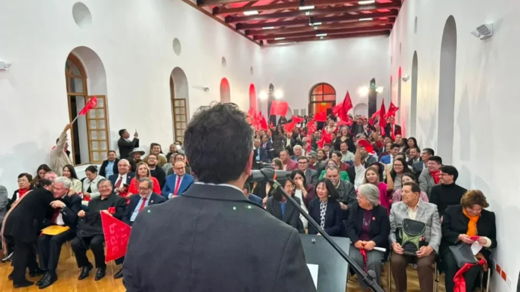 Banderas y dirigentes del Partido Socialista Ecuatoriano en asamblea