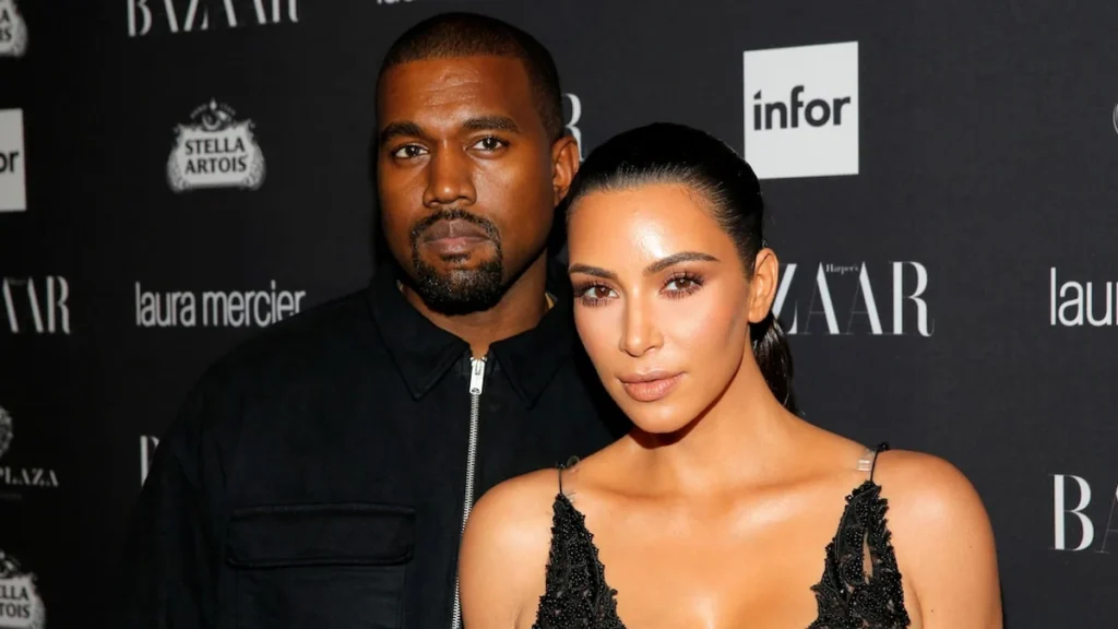 Kanye West y Kris Jenner en evento de moda y alfombra roja de Los Ángeles