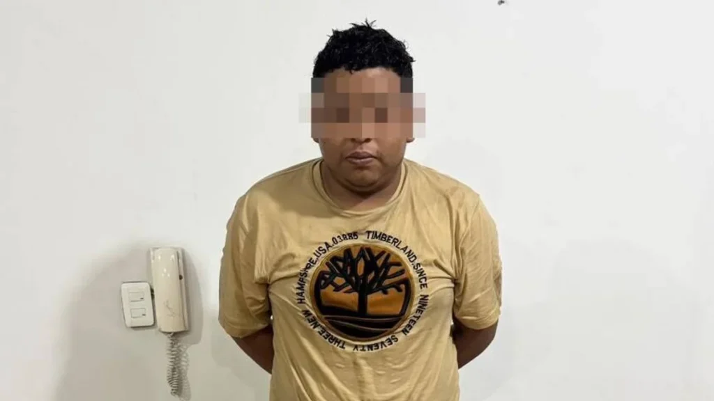 Patrullero de la Policía Nacional y agentes en operativo nocturno en Santo Domingo de los Tsáchilas