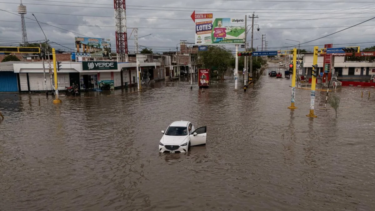 Inundaciones y calles anegadas por lluvias torrenciales en Piura norte de Perú