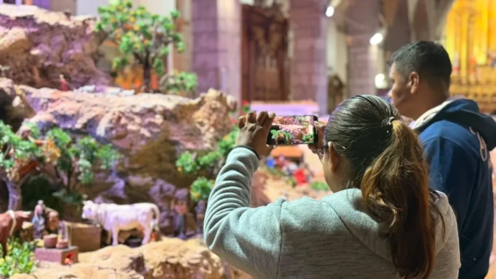 Visitantes recorren el Pesebre Monumental instalado en la Catedral Metropolitana de Quito
