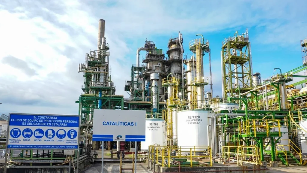 Complejo industrial y torres de craqueo catalítico de la Refinería de Esmeraldas