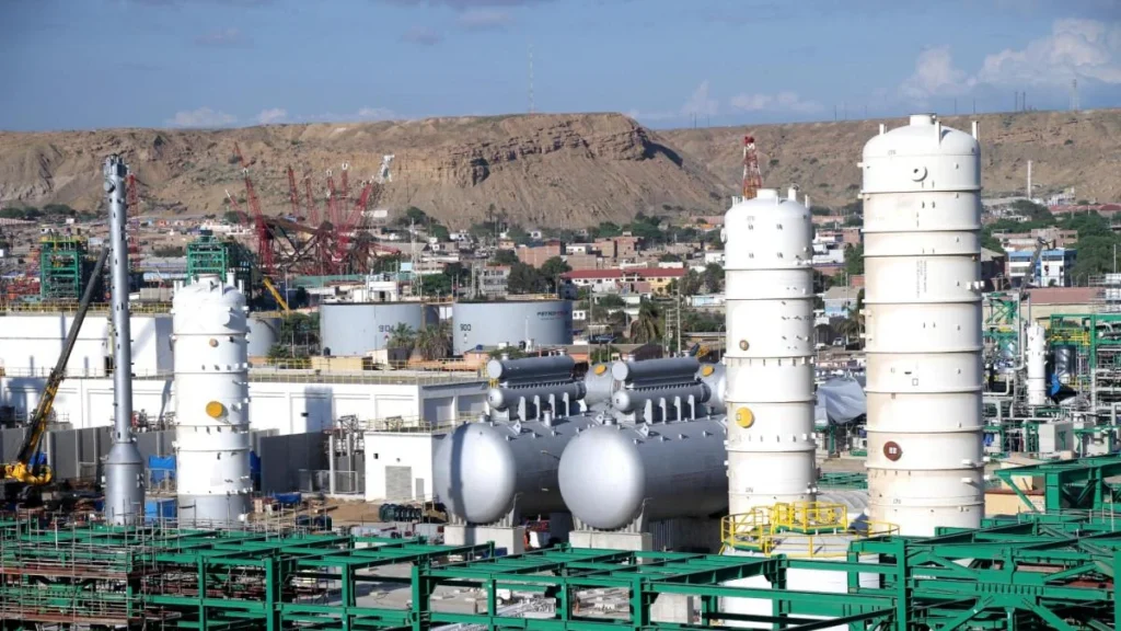 Instalaciones industriales y torres de procesamiento de la Refinería Talara de Petroperú