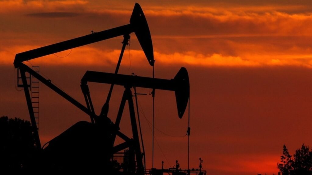 El petróleo registra su mayor alza semanal ante tensiones en Oriente Medio