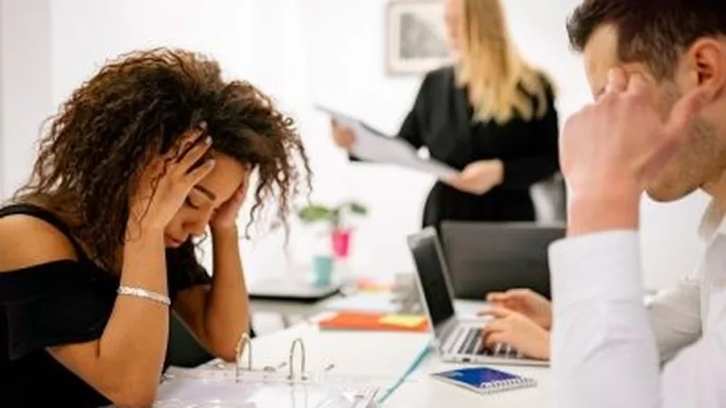 Colaboradores empresariales atendidos para cuidar la salud mental en el trabajo