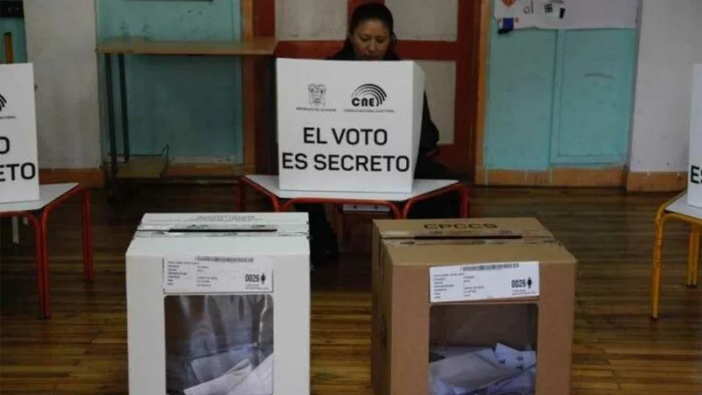 Papeleta electoral y ánfora durante una jornada de votaciones en Ecuador