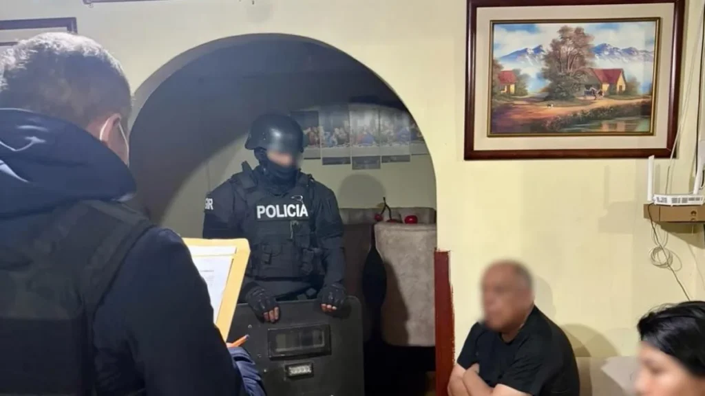 Operativos de allanamiento contra banda de estafadores en Quito y Alausí