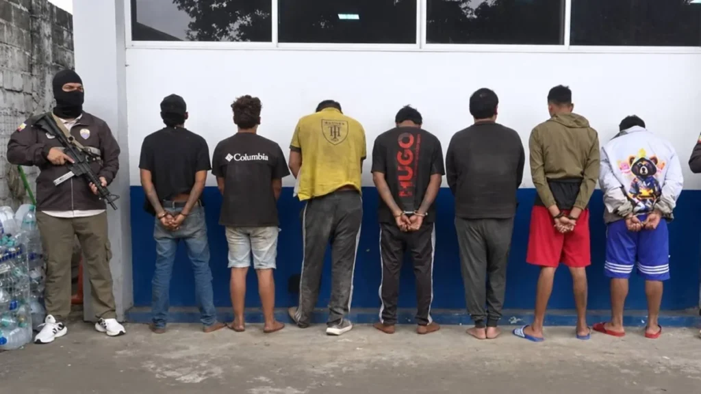 Agentes policiales custodiando a detenidos y evidencias tras operativos en Guayas