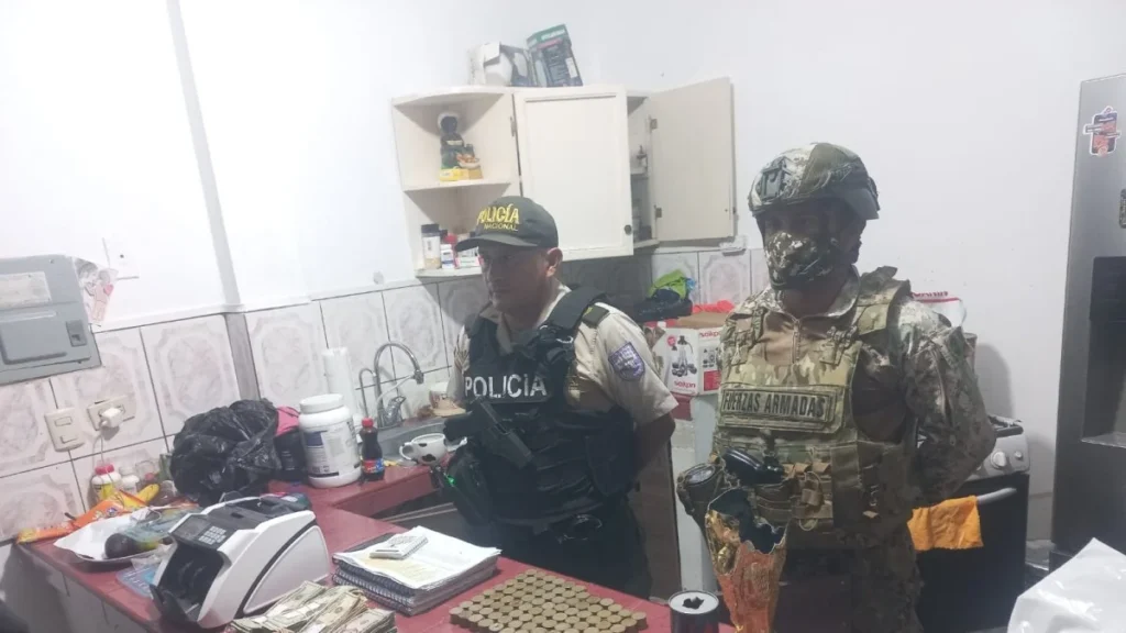 Efectivos de la Policía Nacional durante operativo en Los Esteros