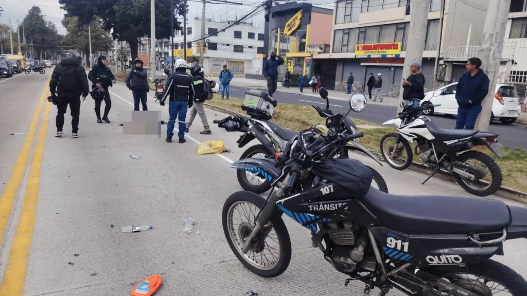 Zona acordonada en la avenida 10 de Agosto y Río Coca en el norte de Quito tras el siniestro