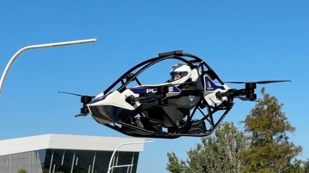 Oficial de policía operando un vehículo aéreo monoplaza tipo dron sobre una autopista