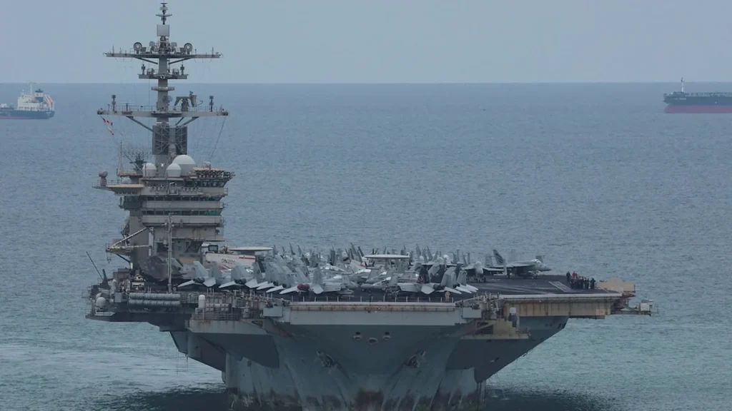 Portaaviones USS Abraham Lincoln navegando en altamar escoltado por destructores