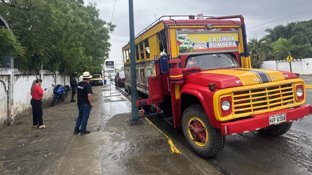 Shyare Andrade recibida por ciudadanos en caravana en Portoviejo