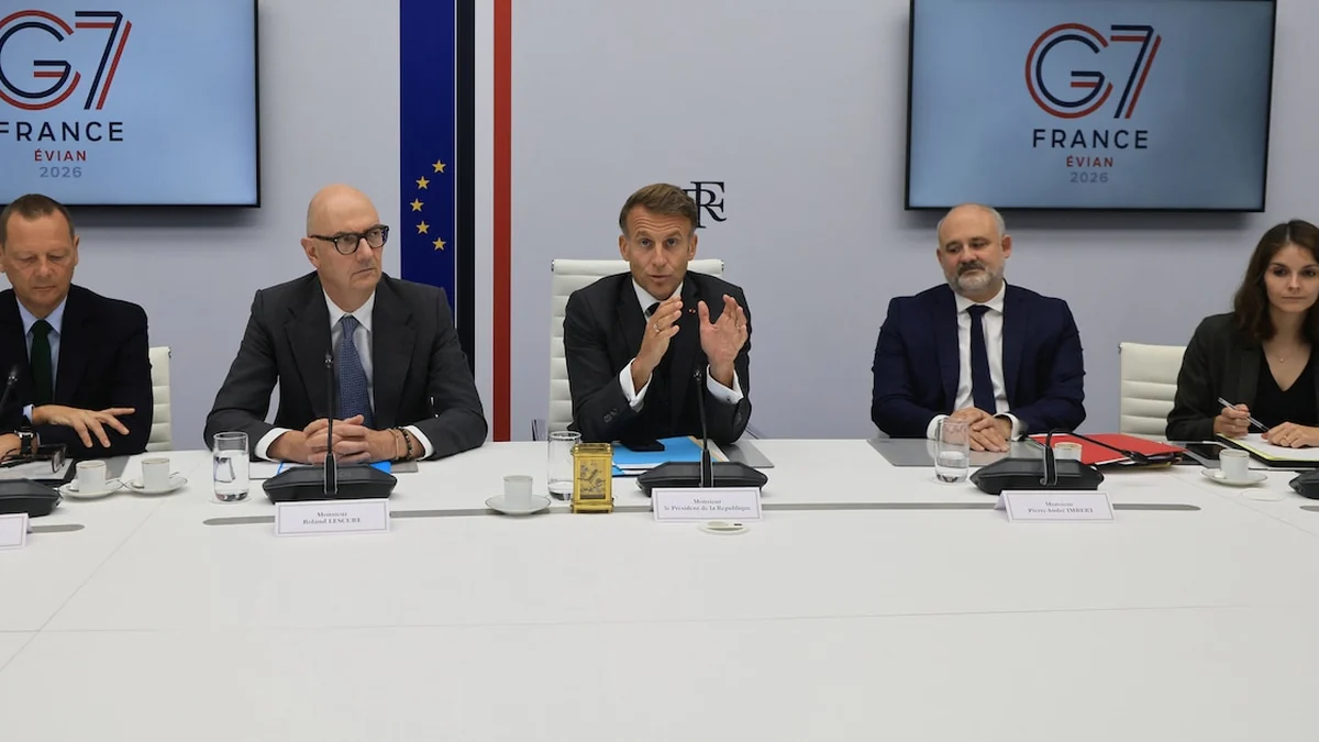 Complejo de refinería petrolera con torres de destilación y tanques de almacenamiento de crudo