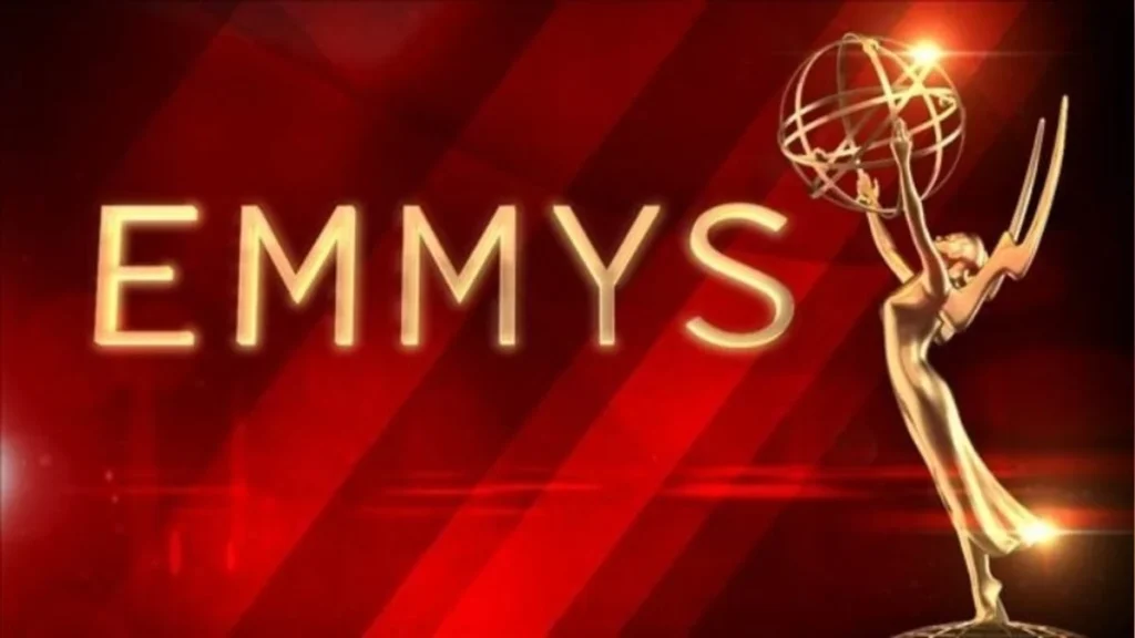 Estatuilla dorada de los Premios Emmy en exhibición oficial