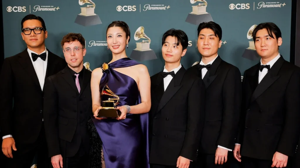 Trofeo dorado de los premios Grammy en escenario iluminado de gala musical