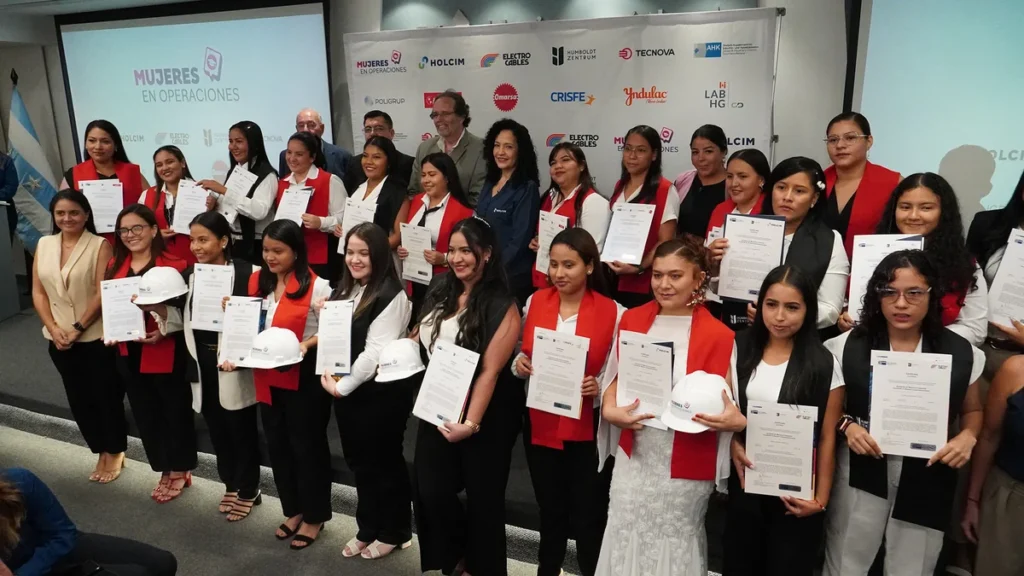 Primera promoción del programa Mujeres en Operaciones se gradúa en Guayaquil