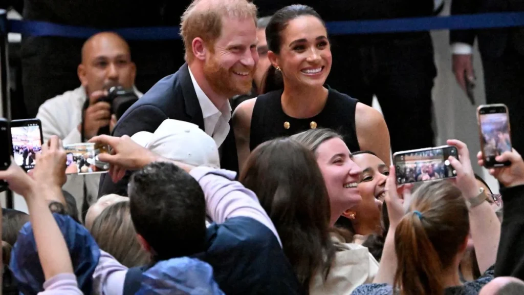 El príncipe Harry y Meghan Markle sonrientes durante su visita benéfica en Nottingham