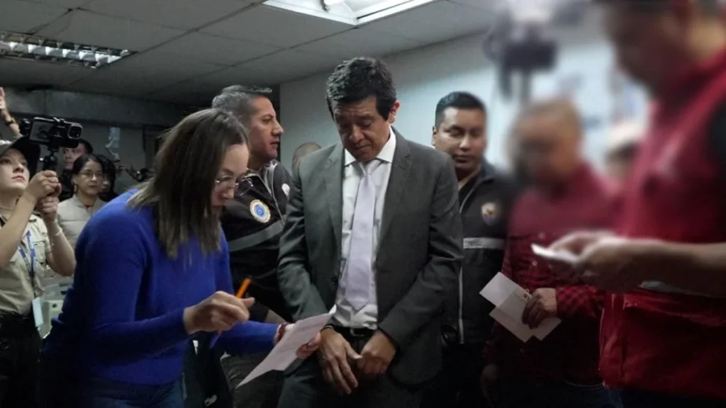 Fachada institucional del Ministerio de Educación de Ecuador intervenida por autoridades judiciales