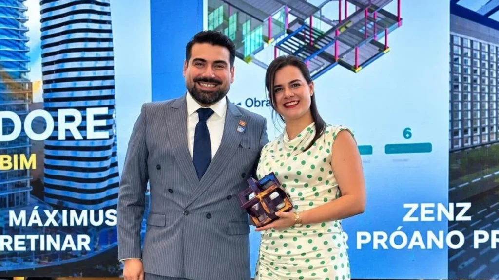 Entrega de trofeo a directivos de Proaño Promotora en los Premios BR 2026