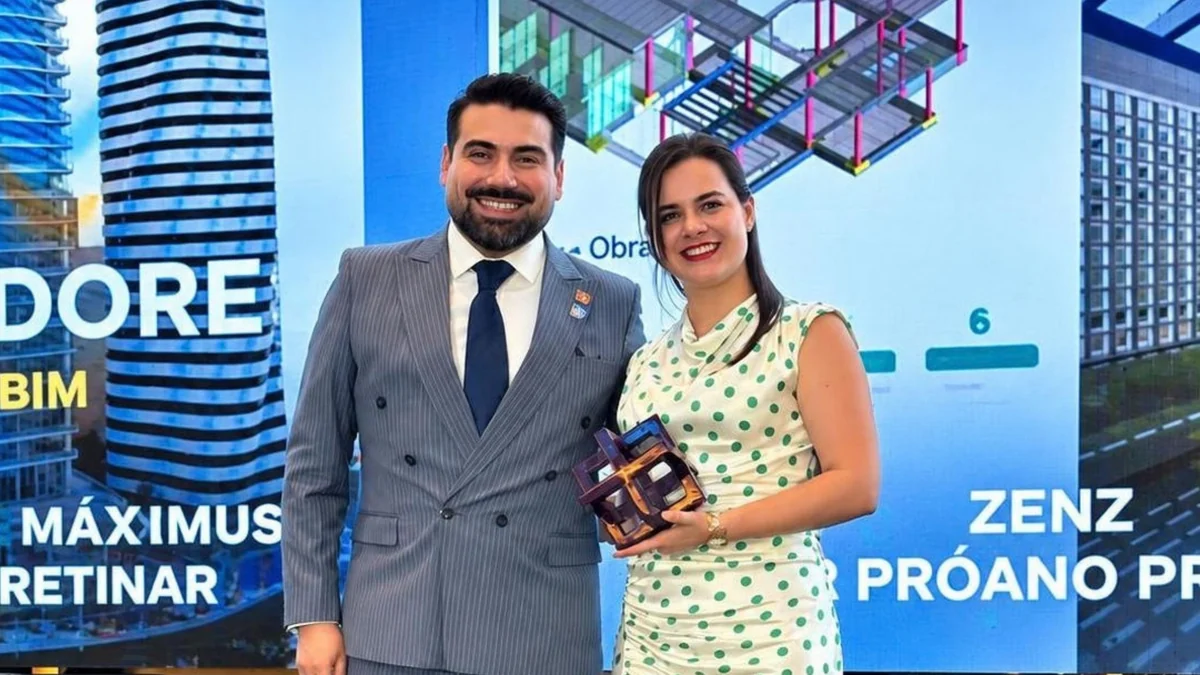 Entrega de trofeo a directivos de Proaño Promotora en los Premios BR 2026
