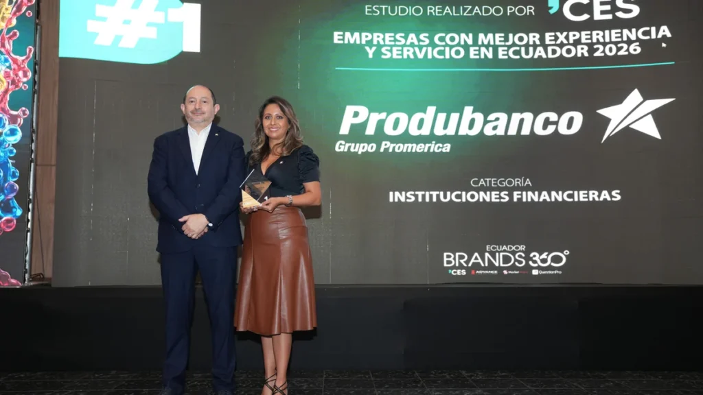 Directivos de Produbanco reconocidos con el primer lugar en experiencia de clientes