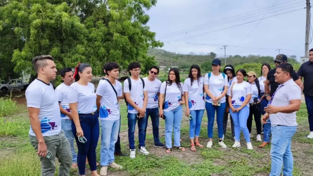 Estudiantes y jóvenes postulando a programas de apoyo social y becas