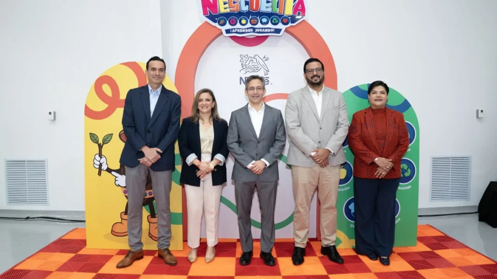 Directivos de Nestlé Ecuador y representantes educativos en aniversario de Nescuelita