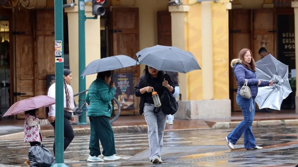 Pronóstico del clima con cielo nublado y lluvias en ciudades del Ecuador.