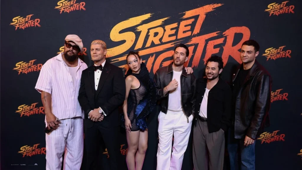 Actores de la película Street Fighter posando ante aficionados en la alfombra roja