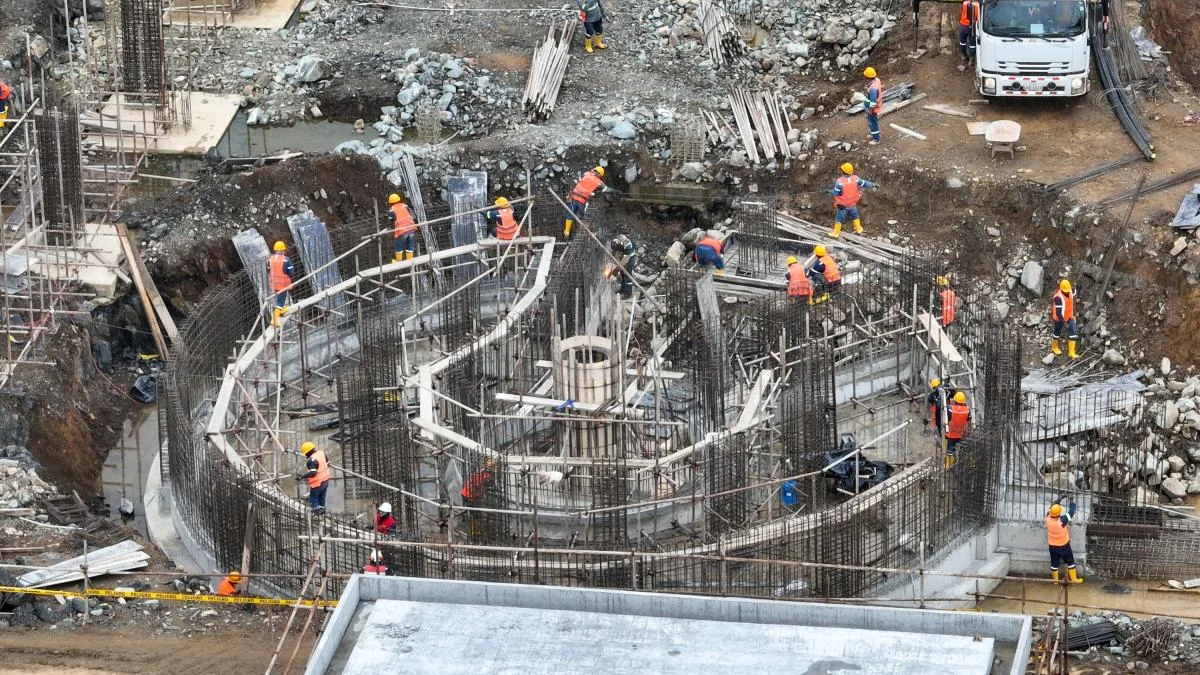 Obras de construcción y desarrollo en el proyecto minero El Domo en Las Naves Bolívar