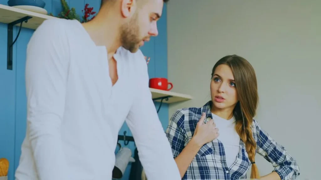 Persona en conversación reflexiva mirando hacia abajo durante un diálogo