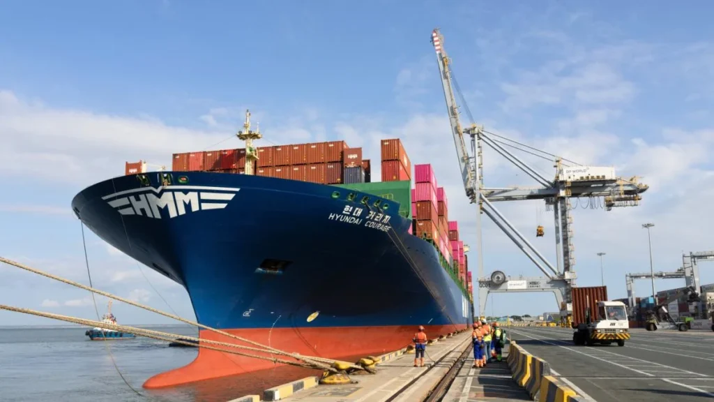 Buque portacontenedores en el Puerto de Aguas Profundas de Posorja