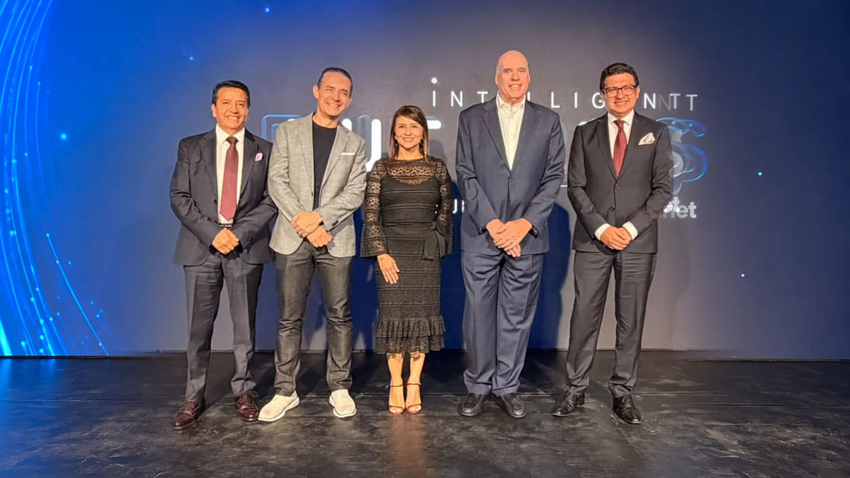 Directivos de Puntonet y expositores durante el Intelligent Futures Summit en Quito
