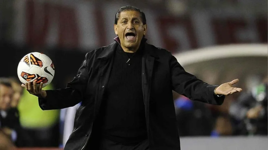 Ramón Díaz gesticulando y dando indicaciones técnicas desde la zona técnica