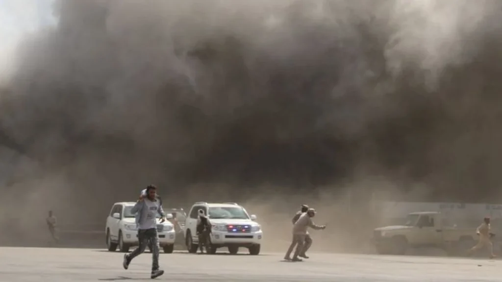 Impacto de misiles en las inmediaciones del aeropuerto de Adén en Yemen