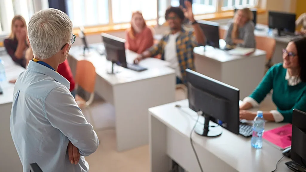 Programas de capacitación tecnológica de Red Hat Academy