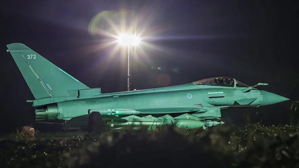 Cazas Typhoon de la Real Fuerza Aérea británica patrullan el espacio aéreo en Medio Oriente