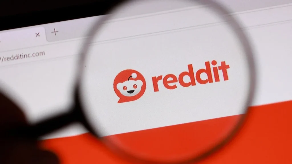 Pantalla de teléfono con el foro Reddit y documentos tributarios oficiales