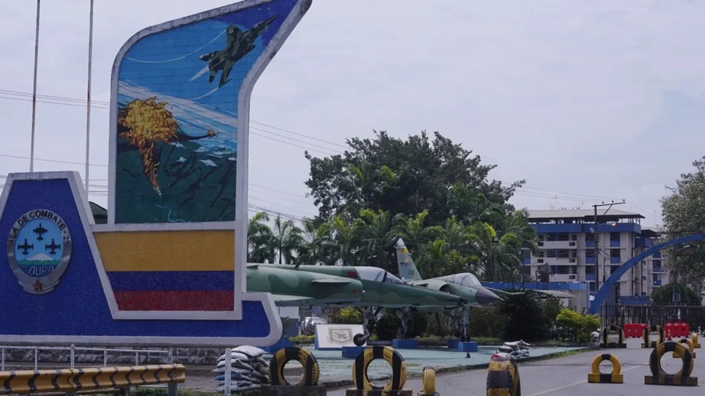 Instalaciones de acceso y pistas en la Base Aérea de Taura en Guayas