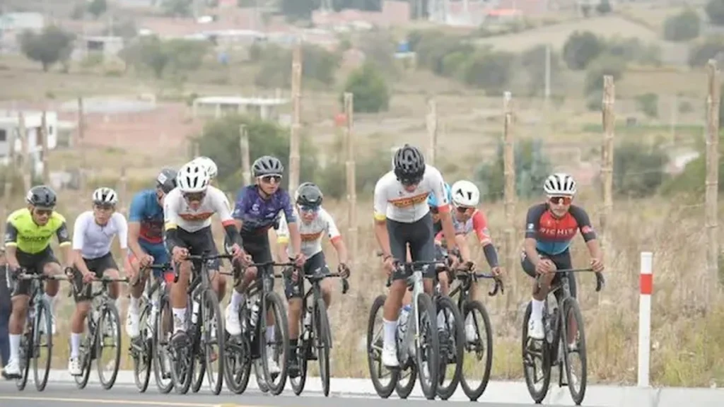 Pelotón de ciclistas compitiendo en circuito de ruta en Riobamba