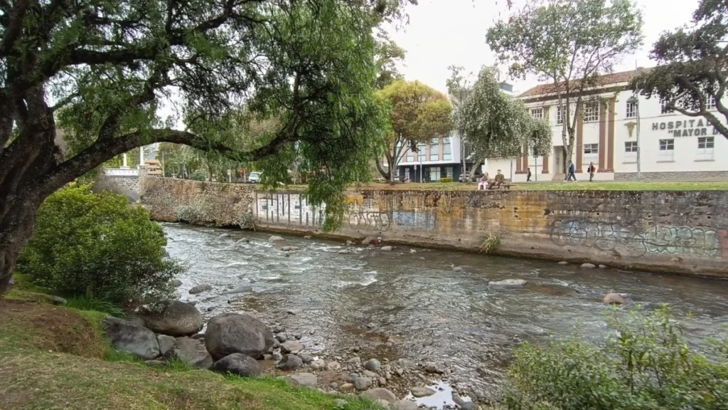 Bajo caudal y piedras expuestas en el río Tomebamba de Cuenca