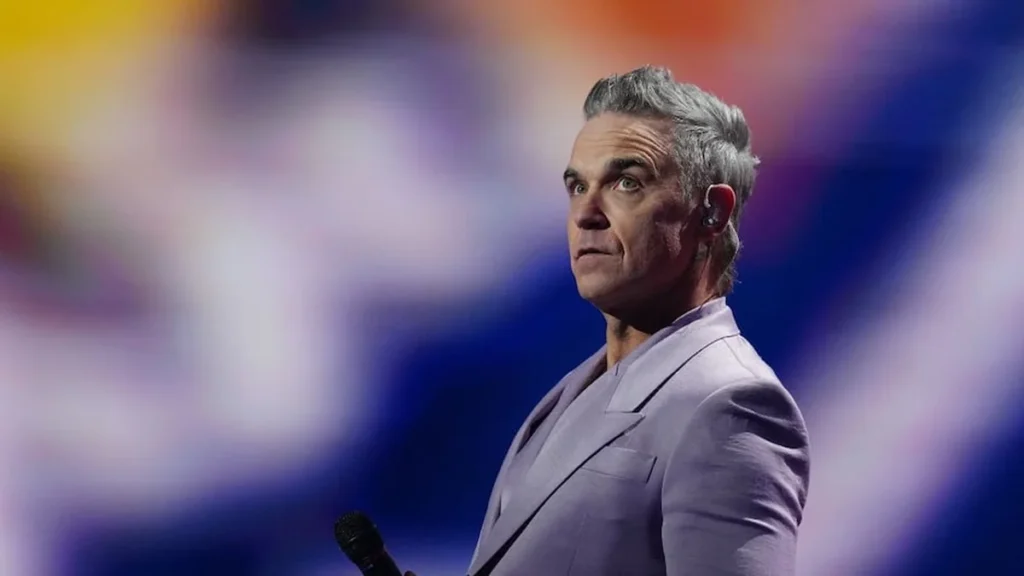 Robbie Williams cantando en vivo durante una gira internacional