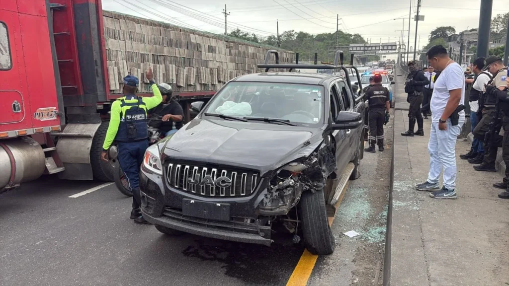 Patrullas de la Policía Nacional durante operativo en la vía Perimetral de Guayaquil