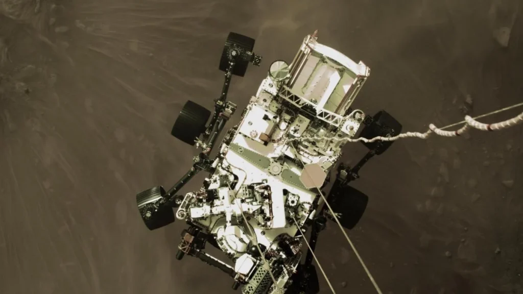 El rover Perseverance explorando la superficie rocosa del planeta Marte