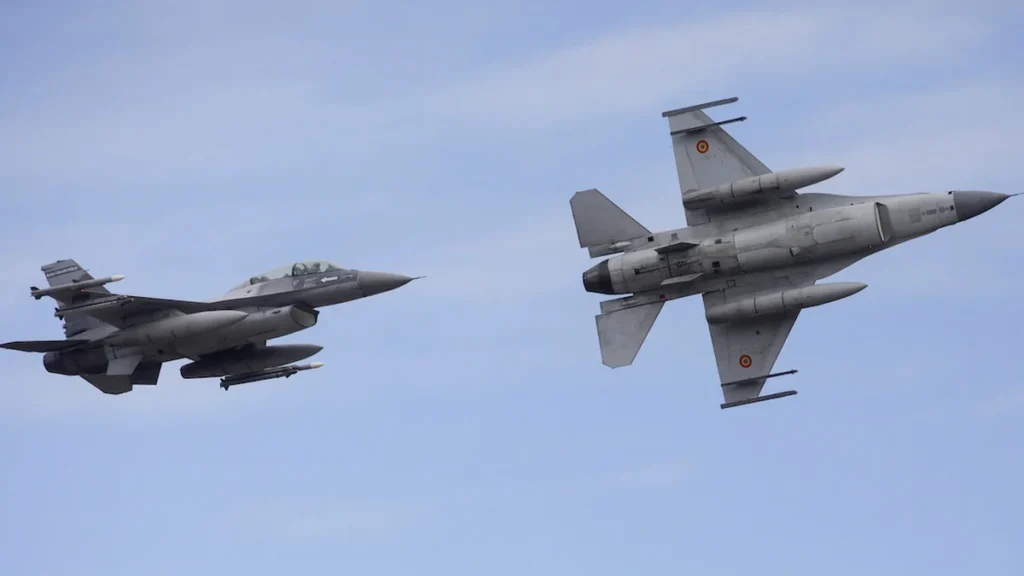 Avión de combate F-16 despega para interceptar drones sobre el espacio aéreo del mar Negro