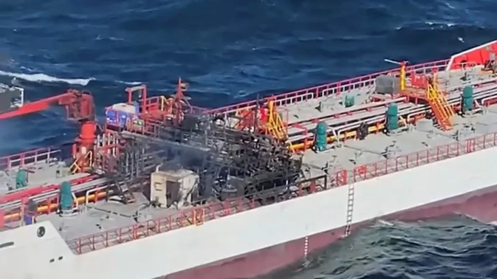 Buque cisterna envuelto en humo en aguas del mar Negro frente a Rumania