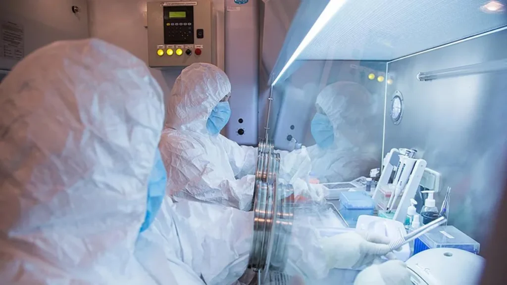 Laboratorio biológico ruso analizando muestras de vigilancia epidemiológica