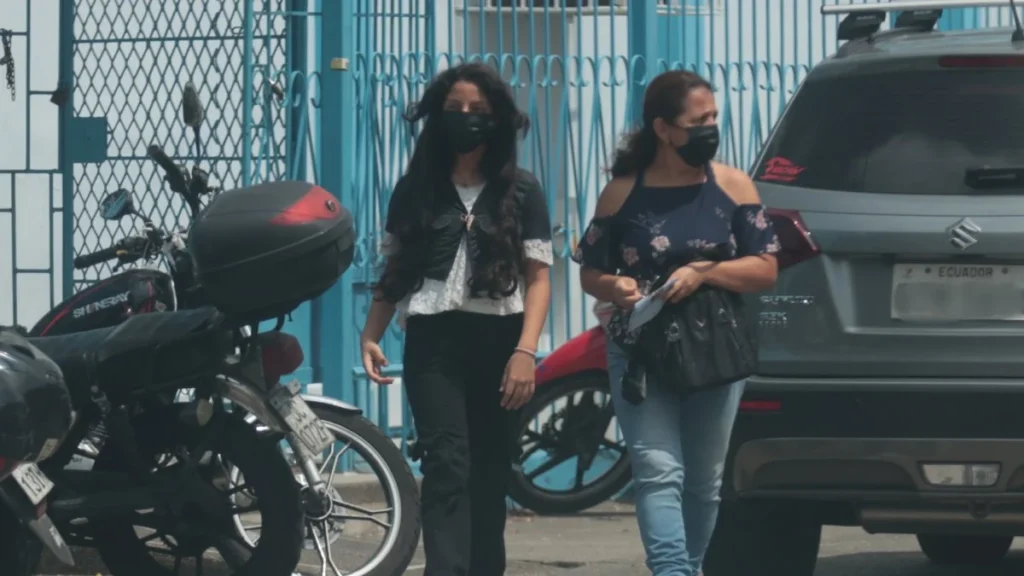 Controles médicos y cercos sanitarios en un colegio de Guayaquil